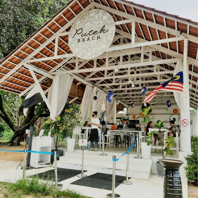 Puteh Beach Bar