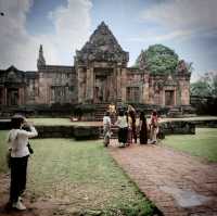 ปราสาทเมืองต่ำ คลาสสิคที่สุดของขอมโบราณในไทย