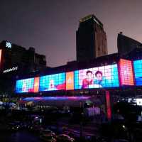 สีสัน..สี่แยกราชประสงค์ ยามค่ำ