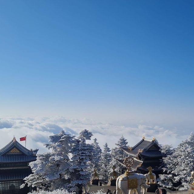 Impressive tour to Golden Peak Temple