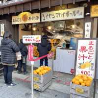 น้ำส้มคั้นสดจากลูก ร้าน まるごと果汁店 จ.มิเอะ