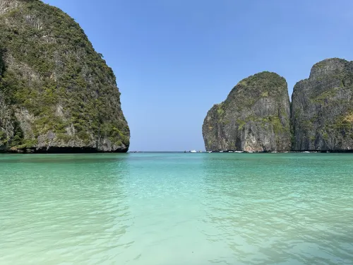 🌴 อ่าวมาหยา – ชายหาดที่ถูกสร้างขึ้นมาเพื่อความฝัน 🌊🏝️
