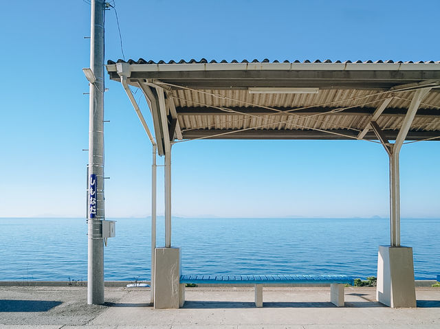 一度は降りてみたい！海が見える日本一絶景の無人駅『下灘駅』