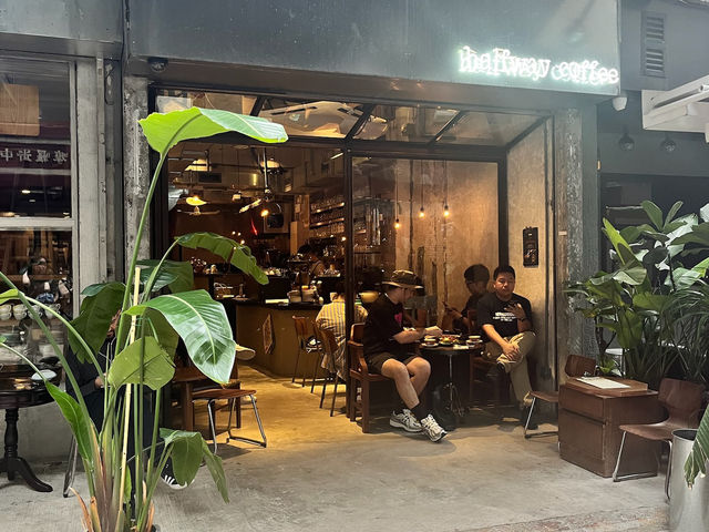 【香港 Halfway Coffee】ウォールアートとアンティークなカフェ