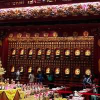 【シンガポール🇸🇬/壁一面に仏像が並ぶ煌びやかな”仏牙寺龍華院博物館”】