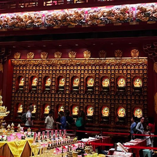 【シンガポール🇸🇬/壁一面に仏像が並ぶ煌びやかな”仏牙寺龍華院博物館”】