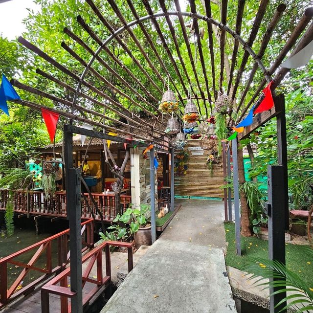 ตลาดบ้านไม้ชายคลอง