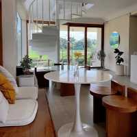 คาเฟ่ ท่ามกลางทุ่งนา เขียวขจี