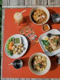 โรงหมี่หอมหวล 🍜 ร้านบะหมี่รสชาติดีริมชายทุ่ง 