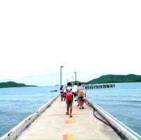 เล่นน้ำที่หาดลูกลม เกาะแสมสาร 