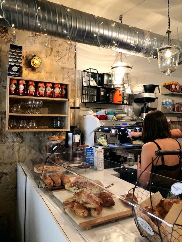  A Breakfast in Paris