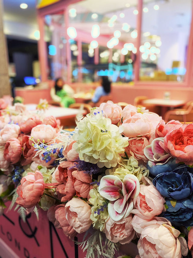 Popular PINK London cafe 🌸💐💓