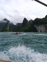 ล่องเรือเที่ยว  ที่อุทยานแห่งชาติเขาสก