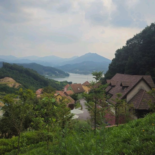 웅장한 배경을 볼 수 있는 가평 이탈리아마을