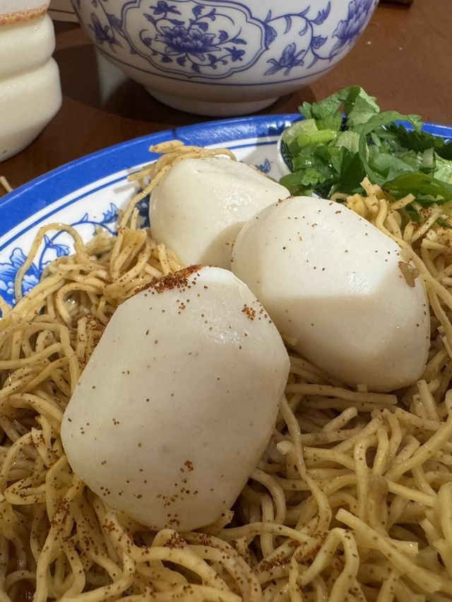 傳統粉麵配特製雞白湯可以飲哂嘅湯底，午市下午茶之選