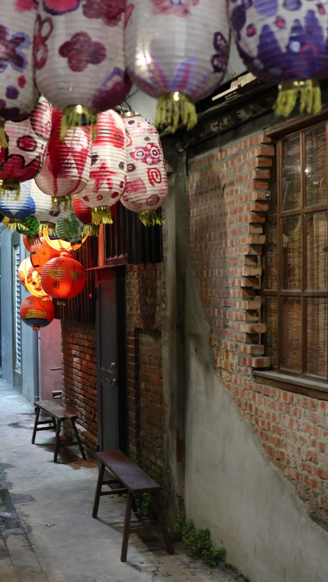 Shopping and exploring Shennong Street in Tainan