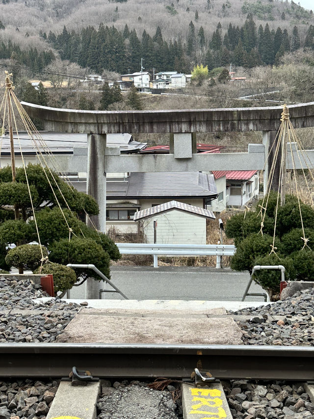 【山形×冬の旅】境内の階段を電車が通過！ 驚きの光景～