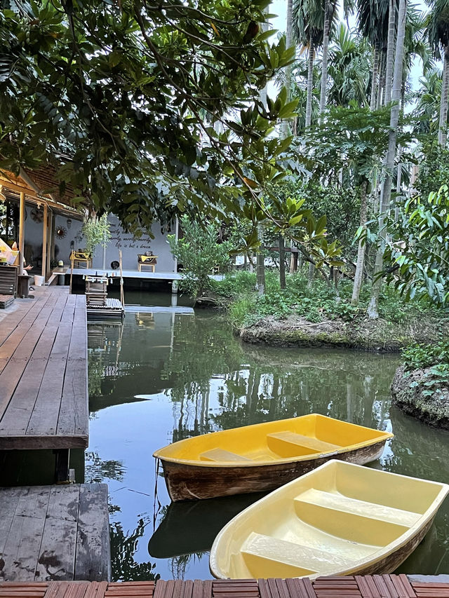พาแฟนไปพายเรือที่คาเฟ่ After the rain 