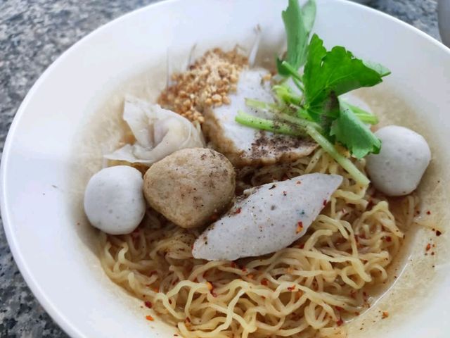 ก๋วยเตี๋ยวเมืองแปดริ้ว ลูกชิ้น คือ ดีจริง อร่อยมาก