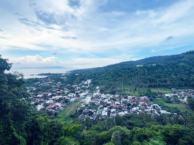 龍目島當地著名景點推薦：Senggigi Beach，適合拍照打卡親子遊。