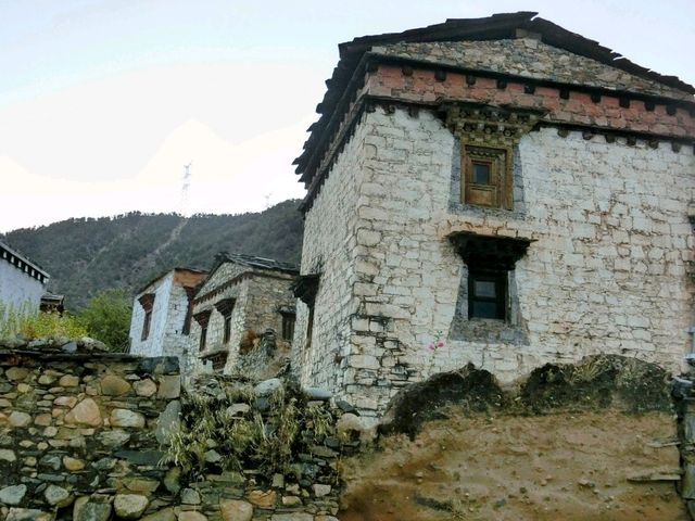 貢嘎朗吉嶺寺，四川甘孜稻城縣內最大的黃教寺廟