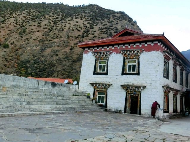 貢嘎朗吉嶺寺，四川甘孜稻城縣內最大的黃教寺廟