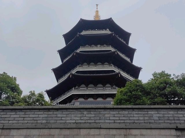 A must-visit place in Hangzhou is West Lake!