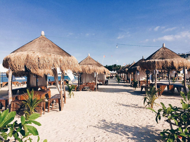 Tropical Bliss at Lakawon Island: Sun, Sand & the TawHai Floating Bar