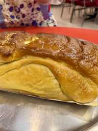 “Yau Kee’s Legendary Curry Chicken Bread: A Flavorful Feast in a Loaf!”