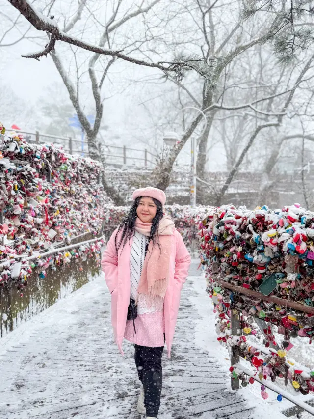 “愛情鎖牆”在韓國的雪天
