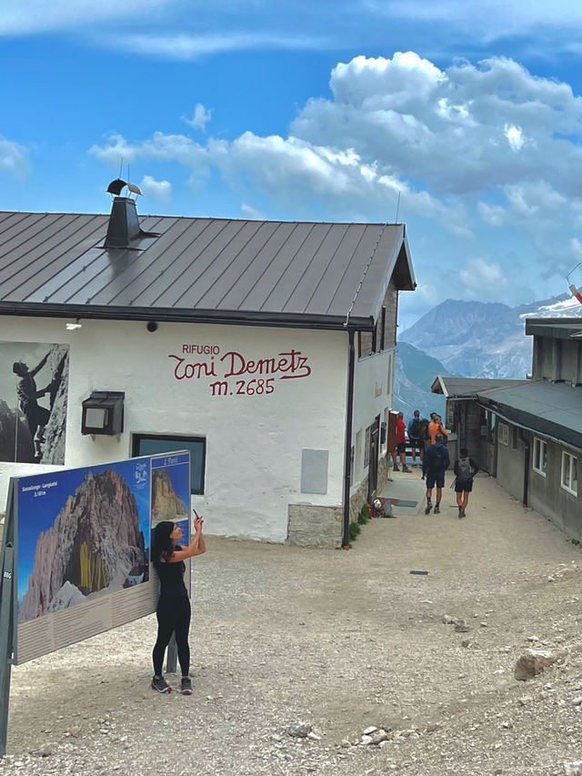 กระเช้าลับในเทือกเขา Dolomite Italy 