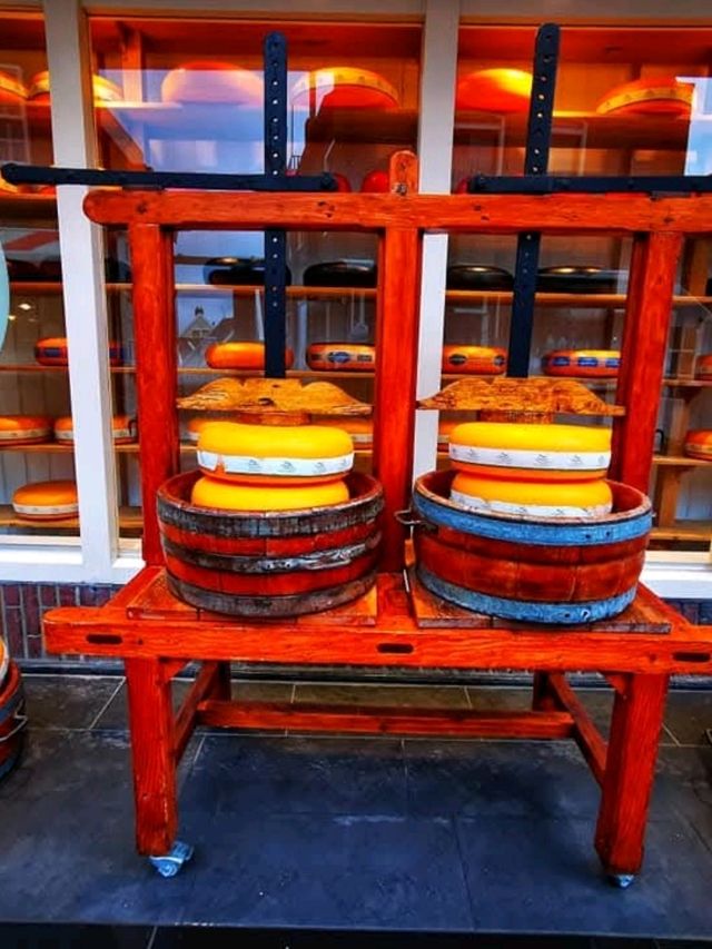 Volendam: Fishing Traditions and Slow Travel by the Water