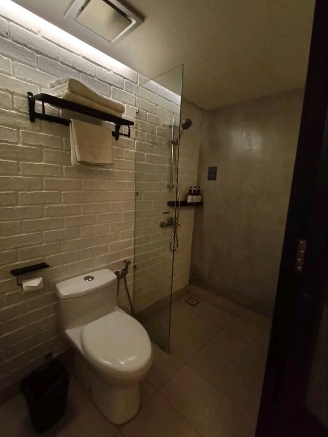 "Urban Chic Escape: Atelier Hotel JB’s Stylish King Retreat"