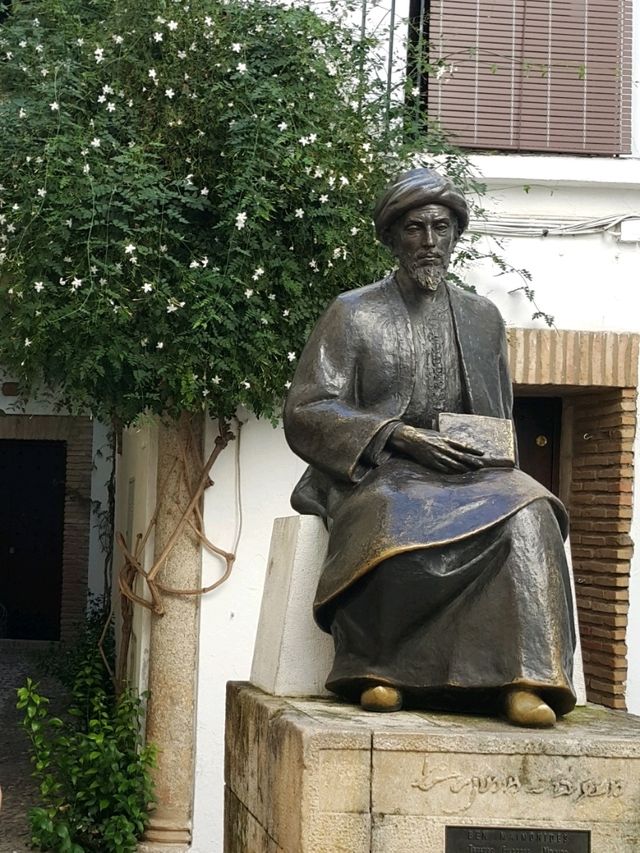 Statue of Maimonides