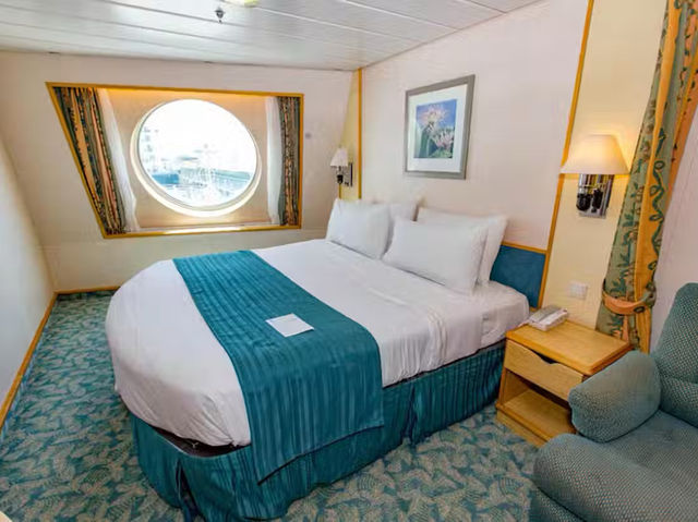 Mariner of the Seas 🚀: A Solo Traveler’s Thrill-Packed Adventure!