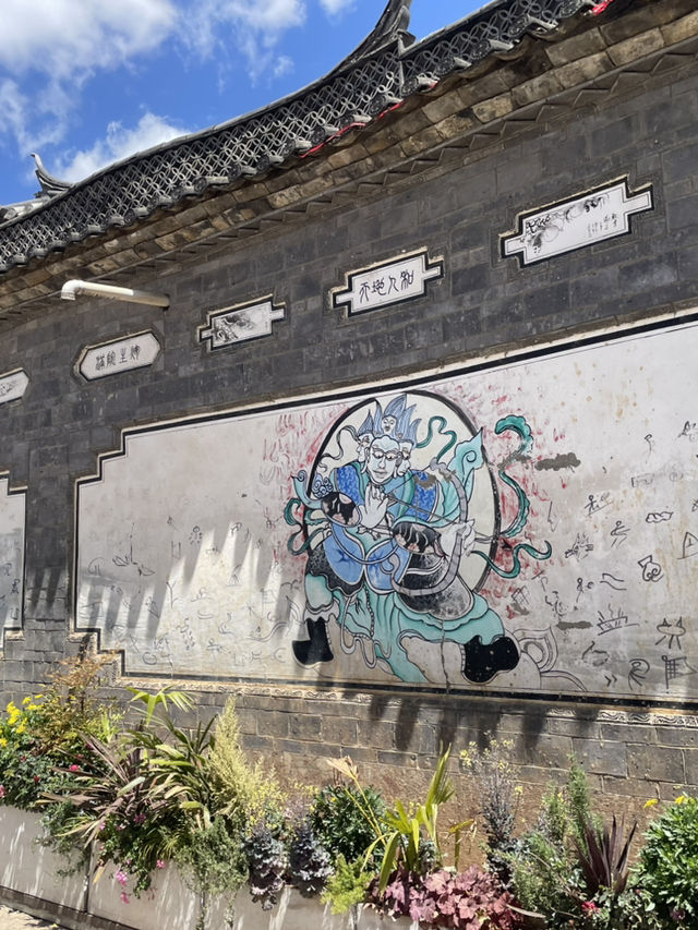 เมืองโบราณนาซีฉากหลังภูเขาหิมะ