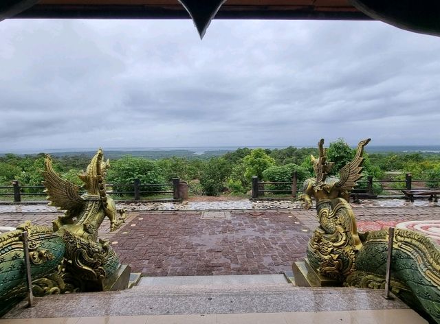 วัดสิรินธรวรารามภูพร้าว (วัดเรืองแสง) อุบลราชธานี