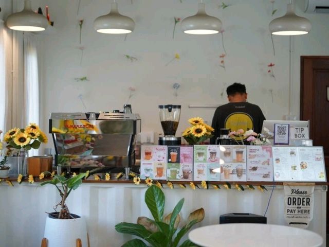คาเฟ่เล็กๆริมถนนข้างในวิวดีมาก