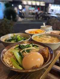 台北東區大樹下飯麵食堂| 阿嬤乾麵