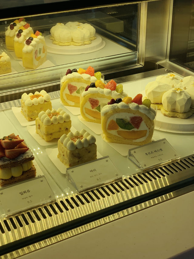 커피에 디저트까지 맛있는 동명동 카페