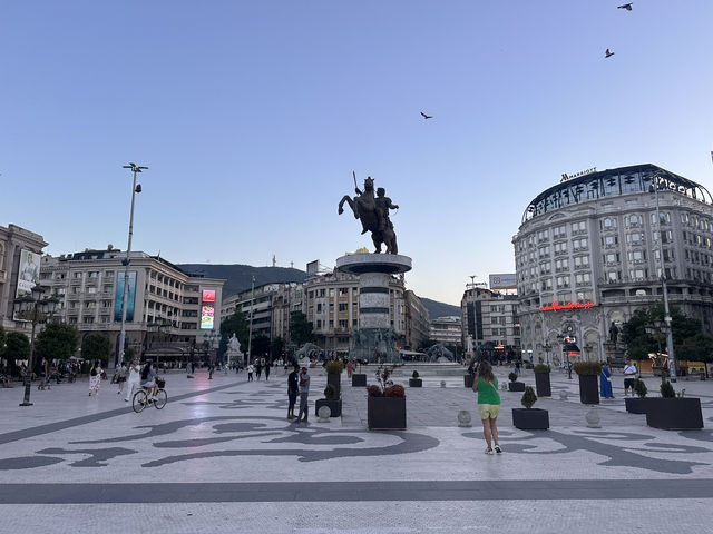 【Skopje｜銅像が立ち並ぶ“テーマパークのような首都”を歩く】  北マケドニアの首都で、日本ともゆかりのある街並み