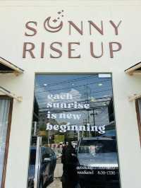 คาเฟ่สไตล์มินิมอล SUNNY RISE UP CAFE