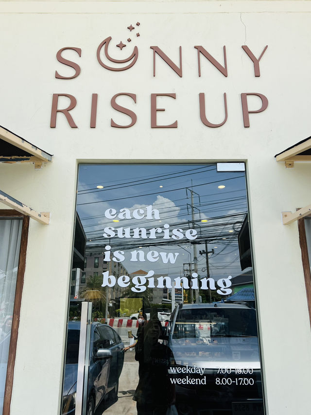 คาเฟ่สไตล์มินิมอล SUNNY RISE UP CAFE