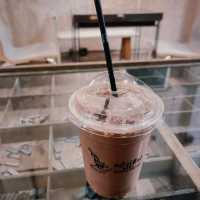 📚☕ หนัง(สือ) 2521 – คาเฟ่ที่ไม่ใช่แค่ร้านกาแฟ 