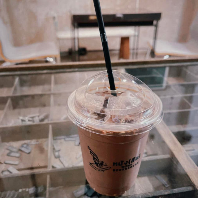 📚☕ หนัง(สือ) 2521 – คาเฟ่ที่ไม่ใช่แค่ร้านกาแฟ 