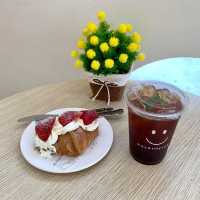คาเฟ่โทนมินิมอลอบอุ่น ใจกลางกระบี่