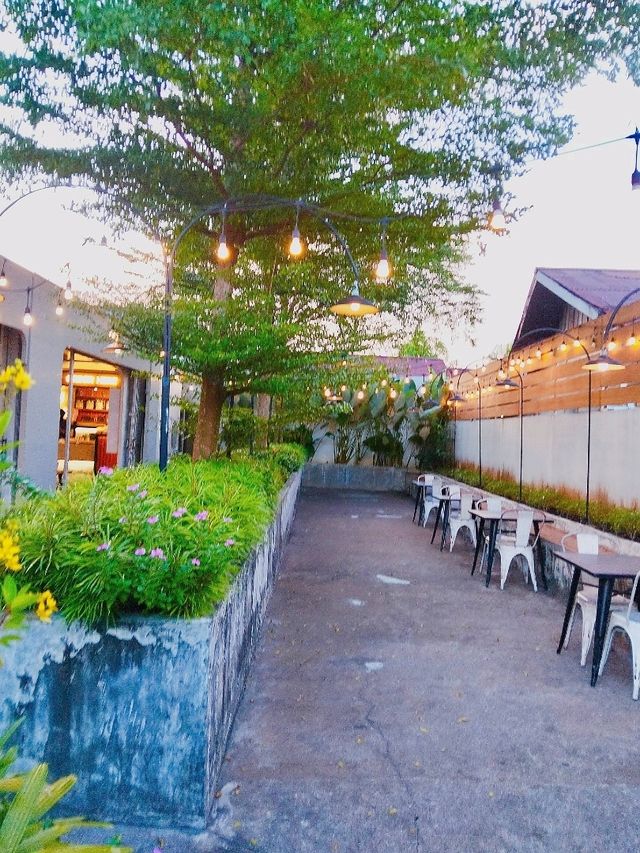 🤤 Craving Alert: Coconut Rice Rendang Perfection at Toss Cafe Restaurant! 🤤