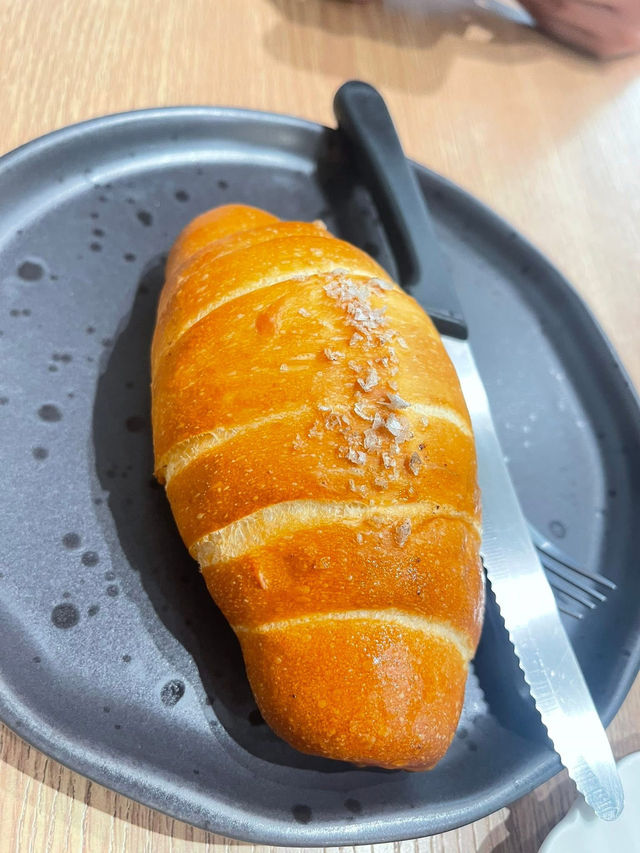 インスタ用キャプション案 “とろけるティンバーリングとミニマルな空間で特別な朝を。🍮🥐