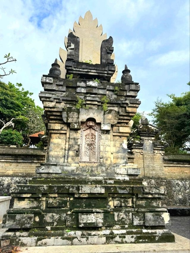 Uluwatu Temple – A Cliffside Treasure of Bali