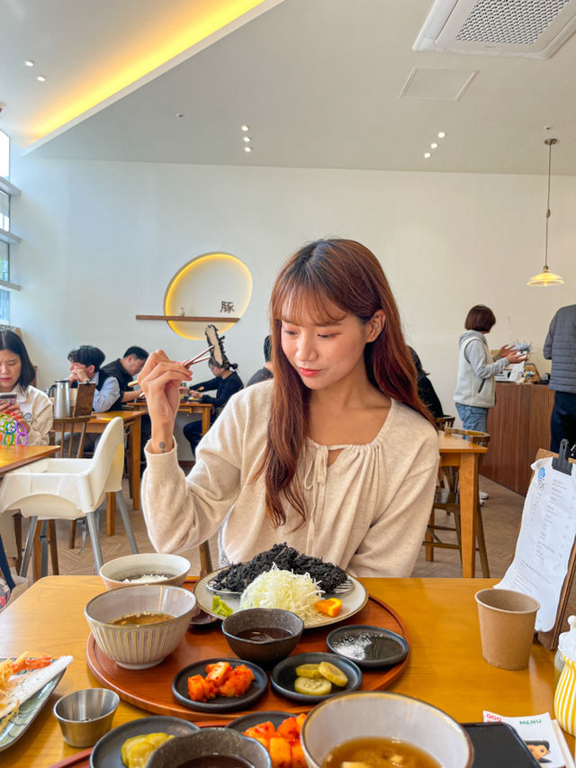 강릉에서 발견한 인생 돈까스✨ 먹물을 사용했어요!